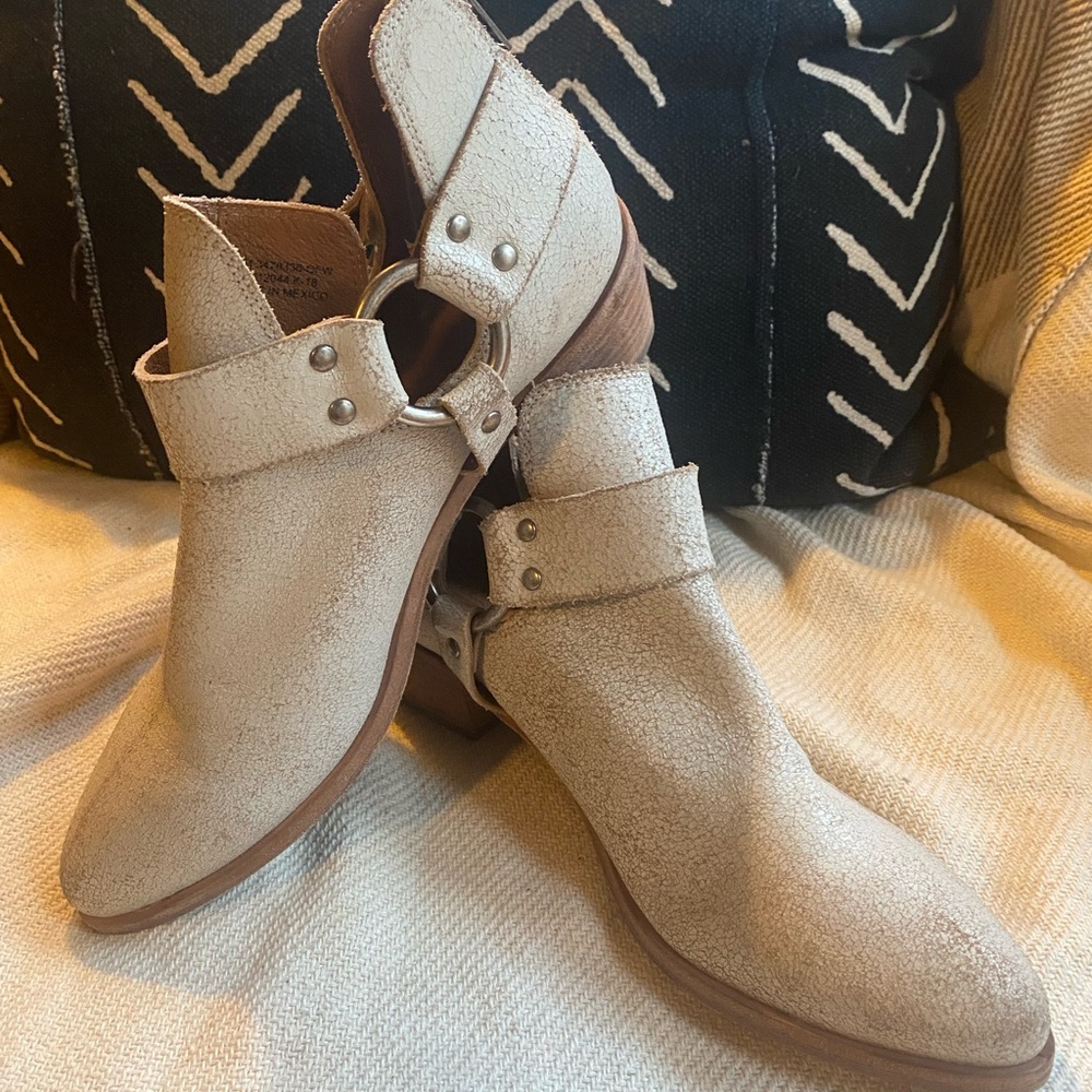 ✨PERFECT FOR SPRING✨NEW FRYE DISTRESSED HARNESS booties~sz 10, creamy off white✨